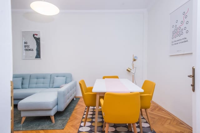 Designer, Business, Central, 1BDR Apartment - Photo 2