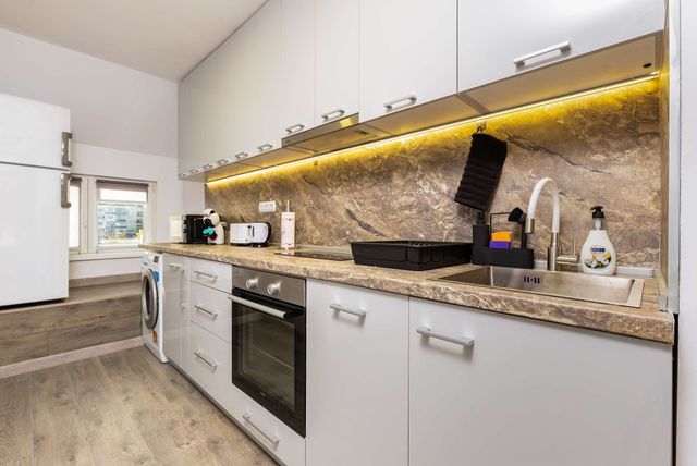 Top-Floor Flat with Balcony - Photo 4