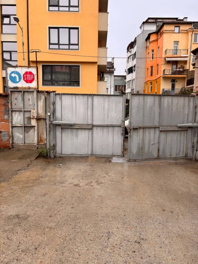 A French affair. With parking, style and elegance.