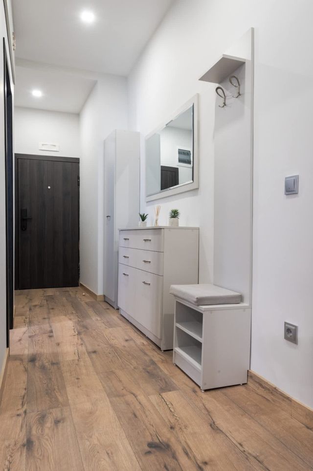 Modern 2BD/2BA Designer Apartment - Prime Location