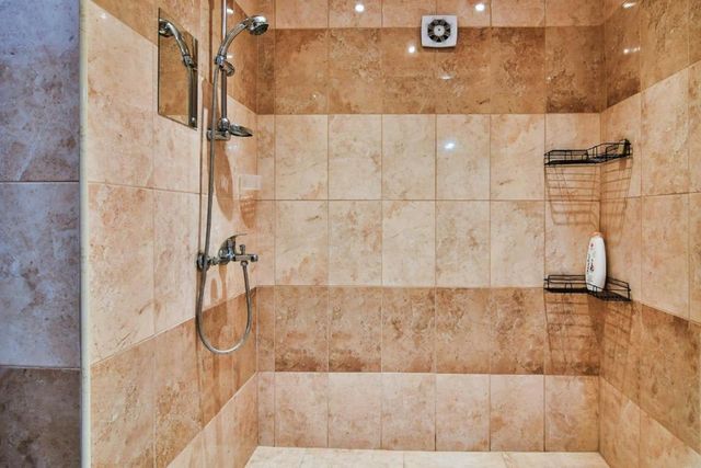 Apo Apartment - Top Center