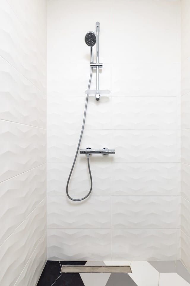 Bright Windowed Studio 10 mins to the City Centre