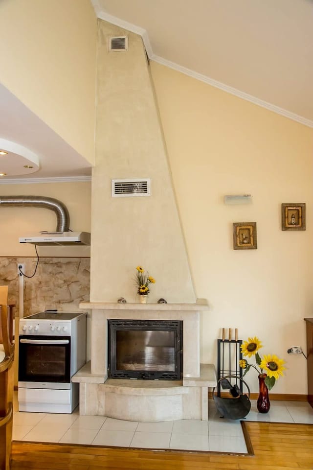 Spacious & Sunny Maisonette w/ Terrace near Centre