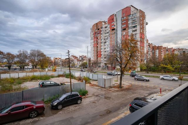 Modern Stay with Balcony and Parking