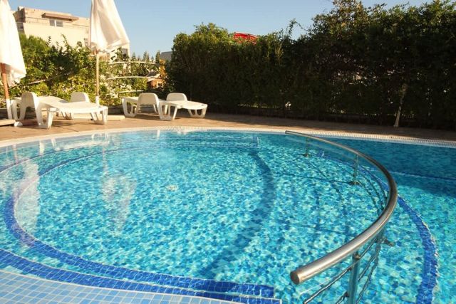 Belle View Studio with Pool View