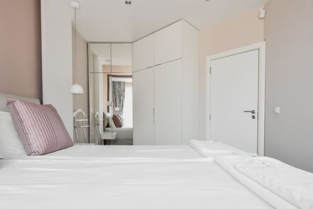 Bright 2BD Apartment with Balcony & Mountain View