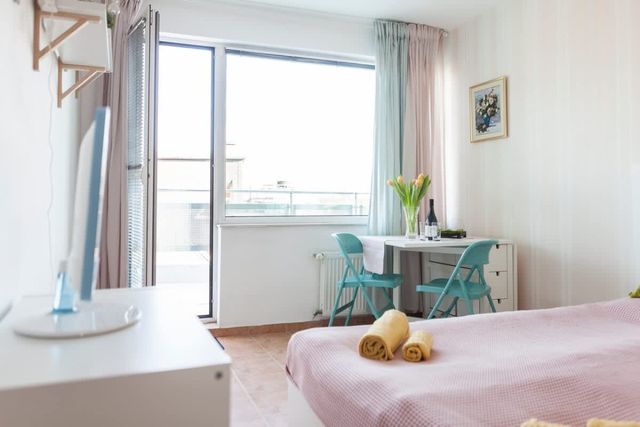 Tony's Sunny Rooftop Studio - Photo 2