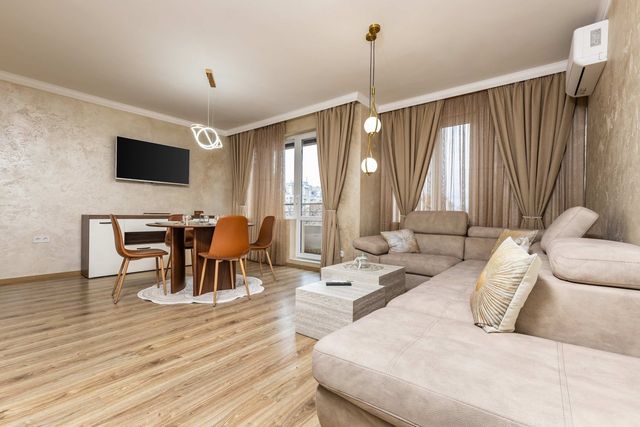 Sunny Modern 1BR Retreat with Cozy Balcony