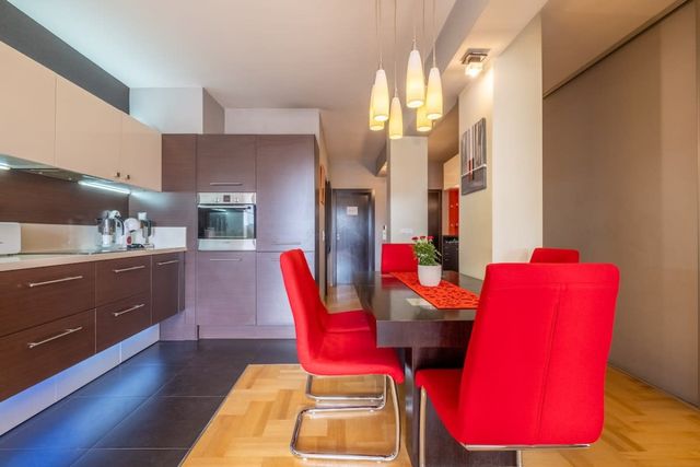 Chic 1BD Flat near Metro | Workspace & Terrace