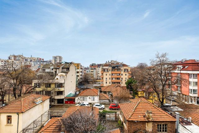 Sunny Modern 1BR Retreat with Cozy Balcony
