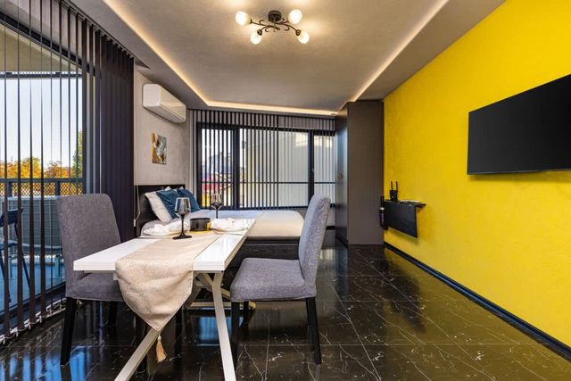 Bright Windowed Studio 10 mins to the City Centre