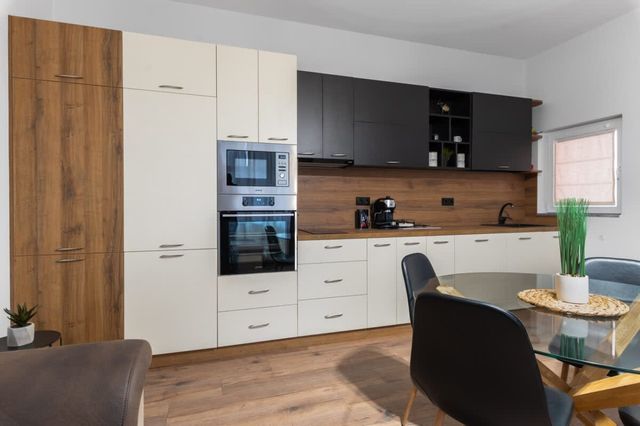 Modern 2BD/2BA Designer Apartment - Prime Location