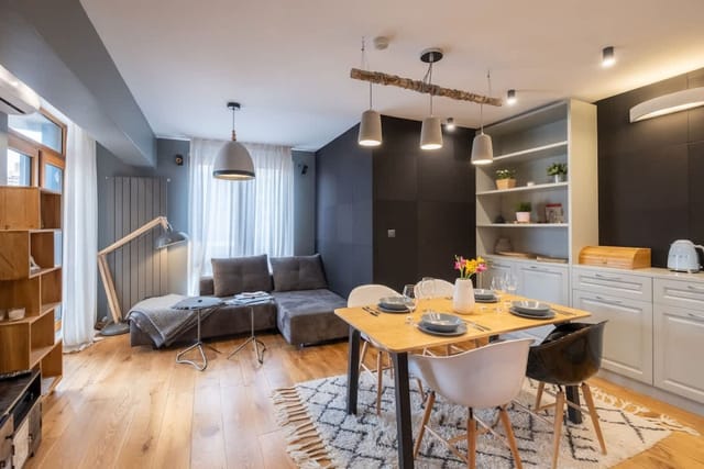 High-end Designer Aprt - AC &amp; Lift &amp; Balcony - Photo 2