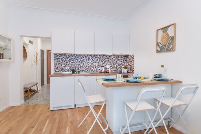 Bright 2BD Center Apartment | AC &amp; Fast Wi-Fi - Photo 3