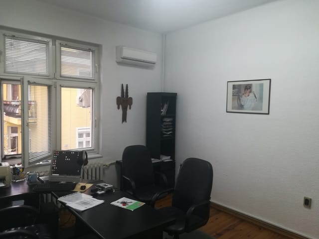 Office in an old building (1938) that is a cultural monument. Size 160 sq. m. No bathroom. No elevator, 4-th floor; 5 rooms; 2 small balconies. - Photo 3