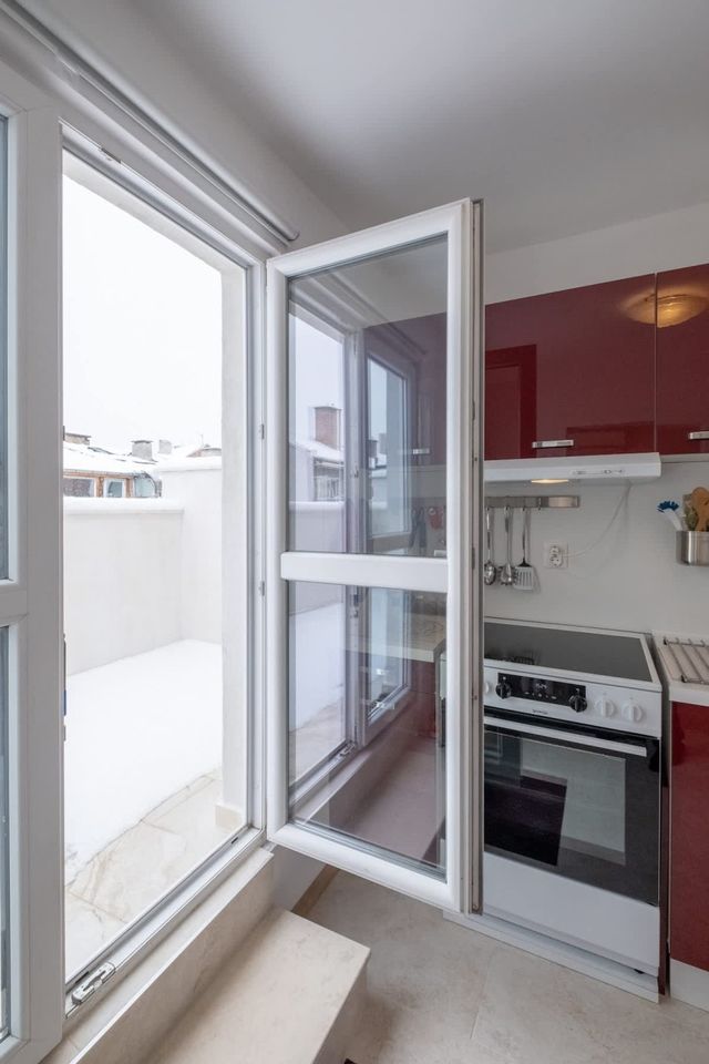 LZ Spacious One Bedroom Apartment in Top Centre