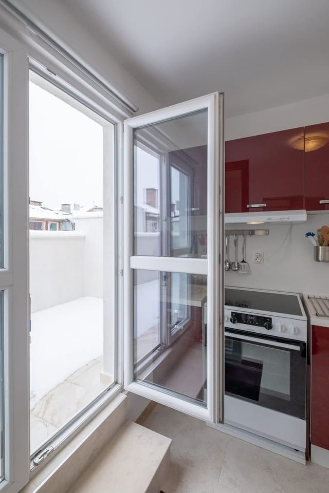 LZ Spacious One Bedroom Apartment in Top Centre