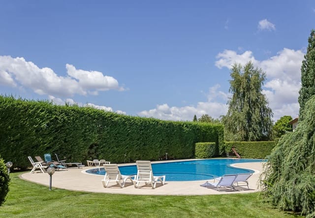 2BD Home with Parking, Working Space and Pool