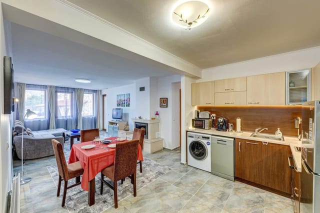 Bright and Spacious 2-BDR Apartment with Balcony