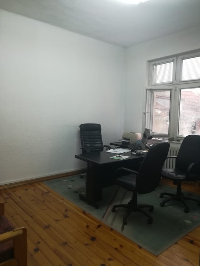 Office in an old building (1938) that is a cultural monument. Size 160 sq. m. No bathroom. No elevator, 4-th floor; 5 rooms; 2 small balconies. - Photo 2