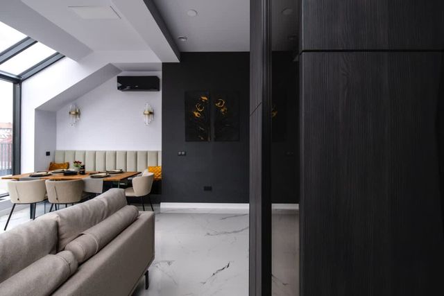 Exquisite Penthouse: Luxe Living with City Views