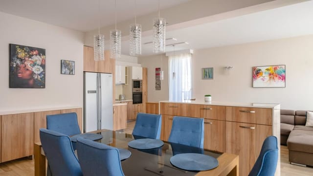 Modern & Spacious Stay