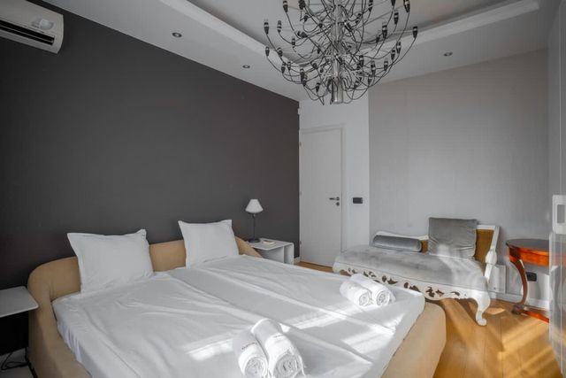 Central Luxurious 2 BD Flat near NDK