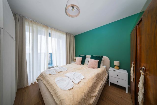 Charming 1BR with Balcony and View