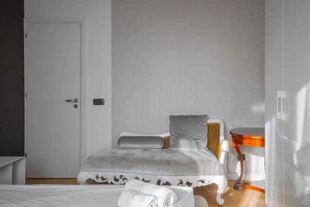 Central Luxurious 2 BD Flat near NDK