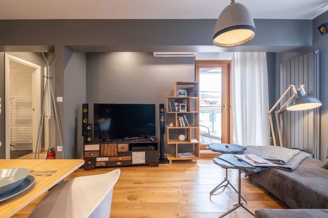 High-end Designer Aprt - AC & Lift & Balcony