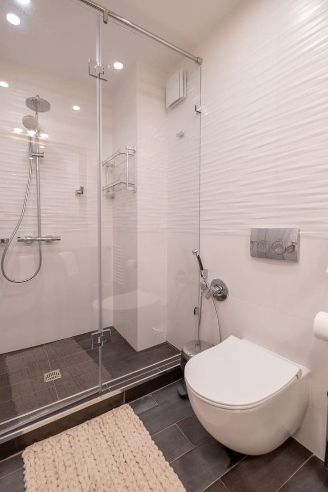 High-end Designer 2BR Aprt + Lift&Balconies