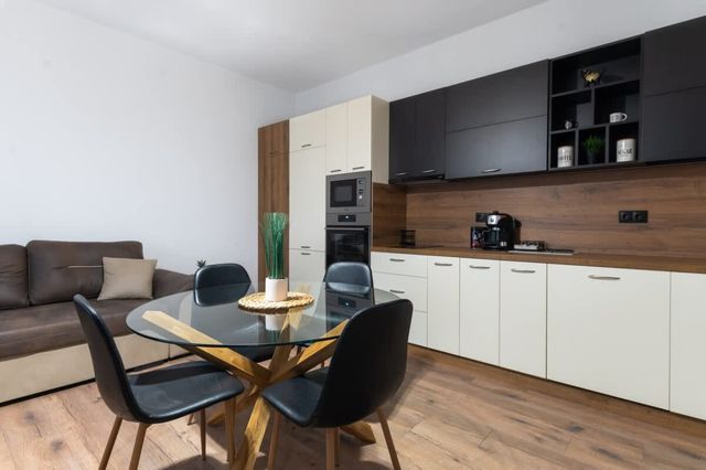 Modern 2BD/2BA Designer Apartment - Prime Location