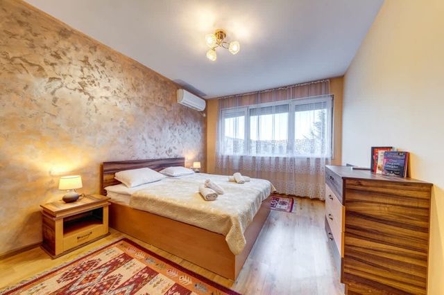 Bright retreat with Balcony &amp; Mountain Views - Photo 3