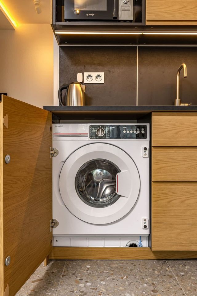 Downtown Modern Studio with Balcony