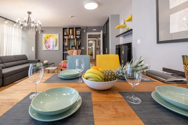 High-end Designer 2BR Aprt + Lift&Balconies