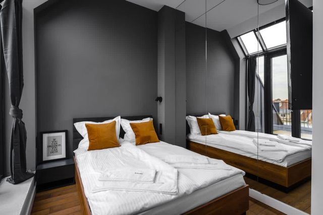 Exquisite Penthouse: Luxe Living with City Views