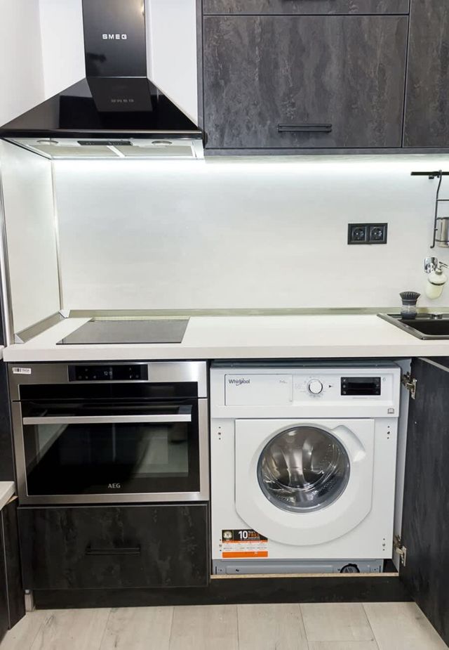 New Black & White Flat 5 Min Away From Sea Garden