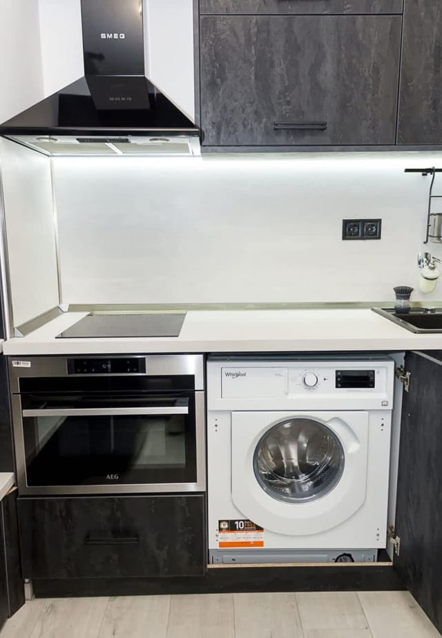 New Black & White Flat 5 Min Away From Sea Garden