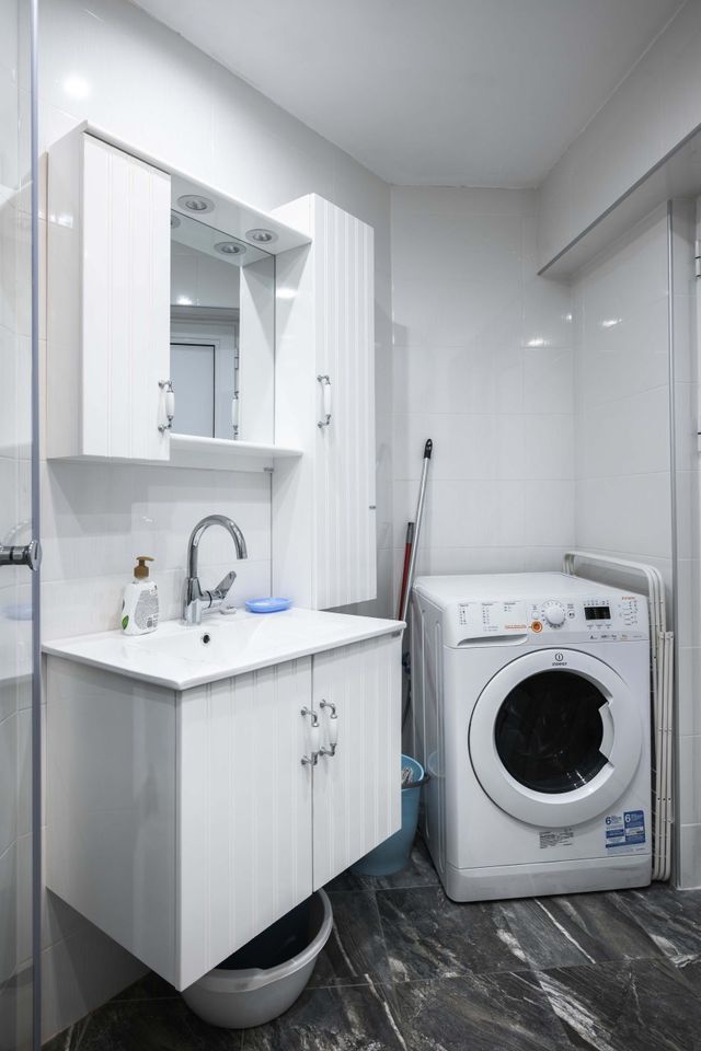 Sunny & Modern 1BD Apartment