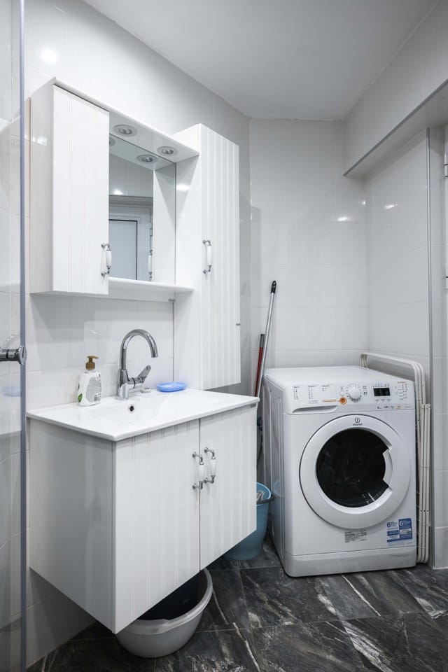 Sunny & Modern 1BD Apartment