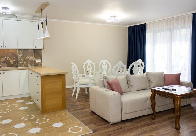 2BD Home In The Heart Of Varna with Parking - Gold - Photo 2