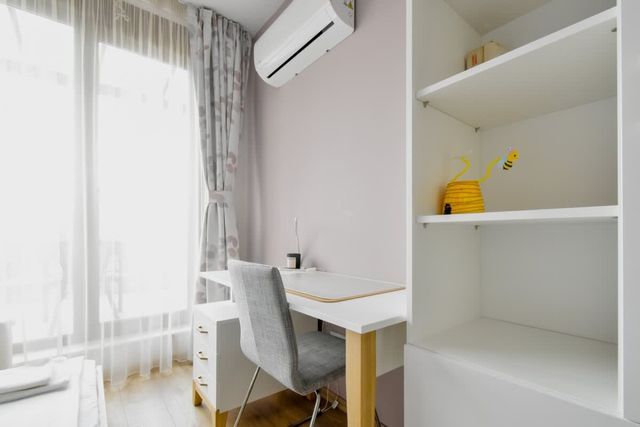 Bright 2BD Apartment with Balcony & Mountain View