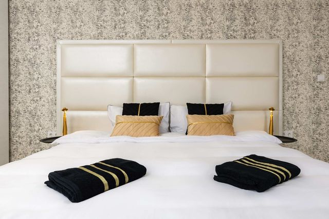 Sunny Modern 1BR Retreat with Cozy Balcony