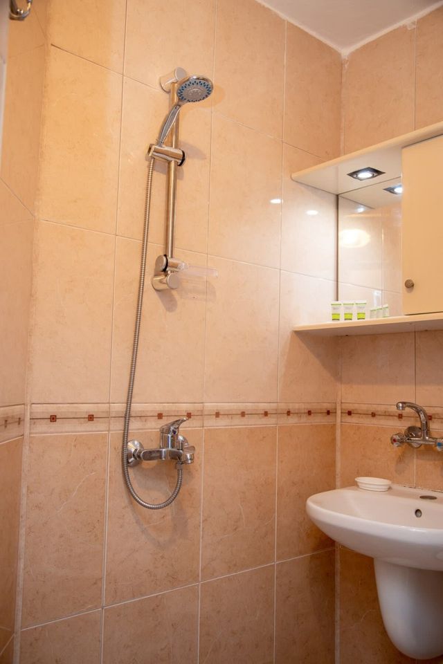 Convenient 2-Bedroom Flat next to Harmanite Beach