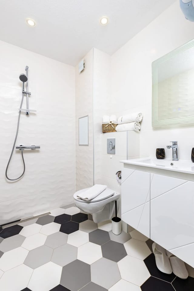 Bright Windowed Studio 10 mins to the City Centre