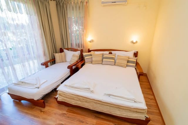 The Family Courtyard - Very LARGE 2BD Apartment - Photo 3