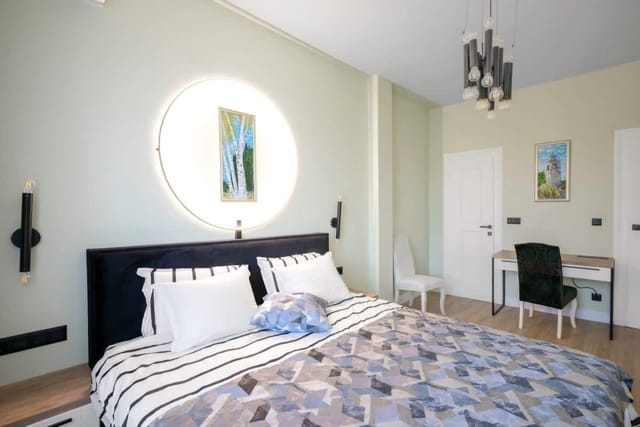 Urban Charm & Comfort - Chic 2BD in Prime Location