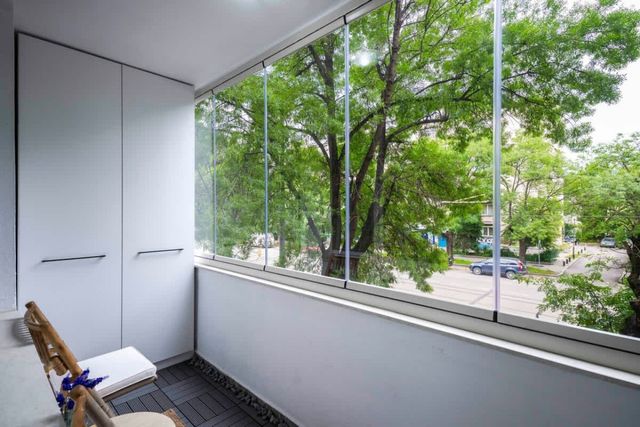 Silver Gem  1BD with desk and balcony