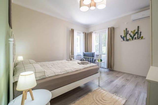 Central Charm  2BD apartment close to NDK