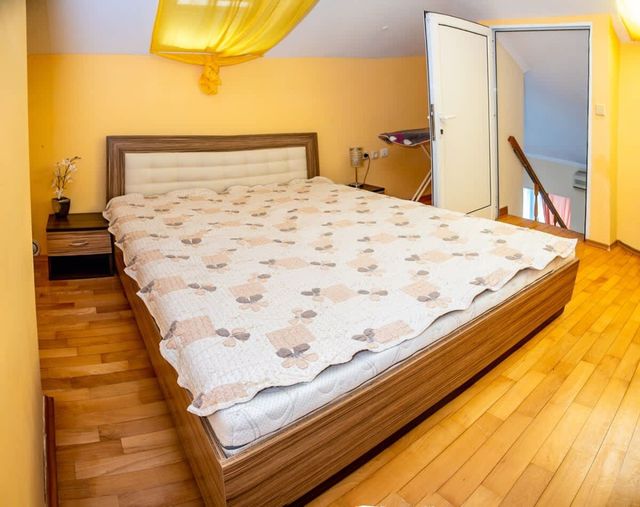 Spacious &amp; Sunny Maisonette w/ Terrace near Centre - Photo 3